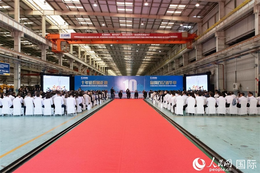 當(dāng)?shù)貢r(shí)間6月6日，徐工巴西制造有限公司（以下簡(jiǎn)稱“徐工巴西制造”）投產(chǎn)運(yùn)營(yíng)10周年暨第23456臺(tái)產(chǎn)品下線儀式在巴西米納斯吉拉斯州波蘇阿雷格里市徐工巴西制造基地舉行。 人民日?qǐng)?bào)社拉美中心分社 威廉·科埃略·維亞納攝