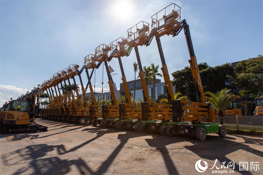 在徐工巴西制造生產(chǎn)基地，一批完成生產(chǎn)的設(shè)備正準(zhǔn)備交付客戶。 人民日?qǐng)?bào)社拉美中心分社 威廉·科埃略·維亞納攝