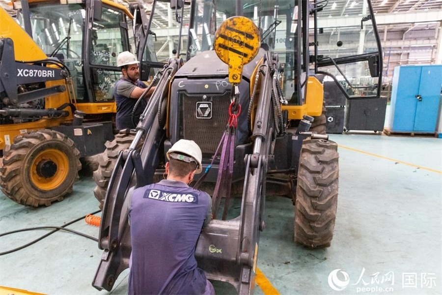 兩名徐工巴西制造基地的當(dāng)?shù)貑T工正在進(jìn)行設(shè)備安裝和調(diào)試。 人民日?qǐng)?bào)社拉美中心分社 威廉·科埃略·維亞納攝