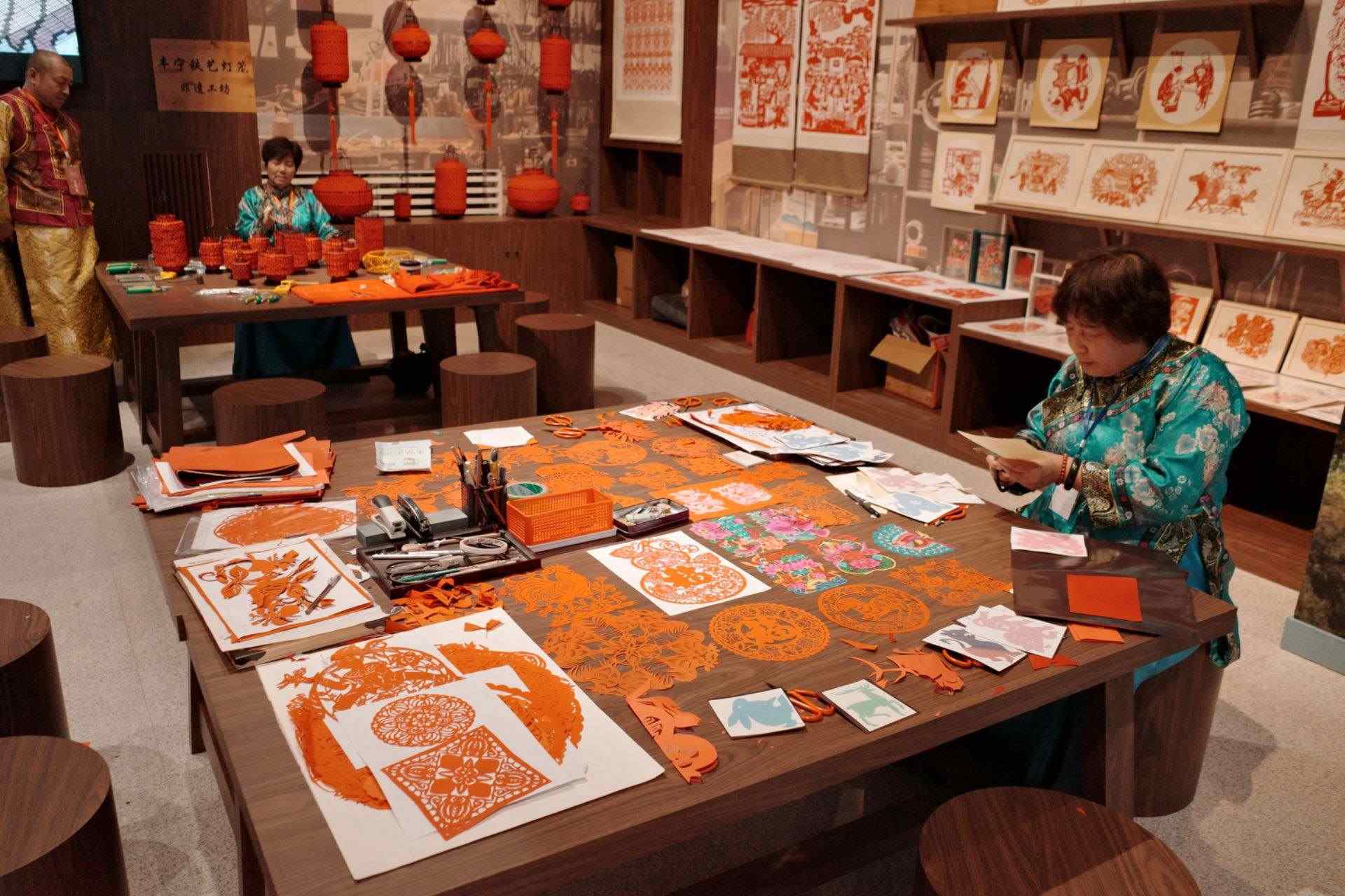 “氣象萬千——中國非遺保護實踐主題展”上，非遺傳承人現(xiàn)場展示。人民網(wǎng)記者 劉微攝