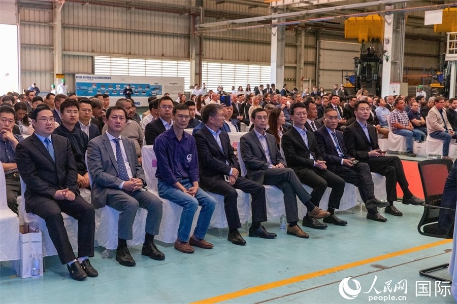 巴西米納斯吉拉斯州、波蘇阿雷格里市政府官員，徐工巴西制造的供應(yīng)商、經(jīng)銷商、客戶伙伴和員工代表，以及在巴中資機(jī)構(gòu)代表等200多人，出席了徐工巴西制造投產(chǎn)運(yùn)營(yíng)10周年暨第23456臺(tái)產(chǎn)品下線儀式。 人民網(wǎng) 威廉·科埃略·維亞納攝