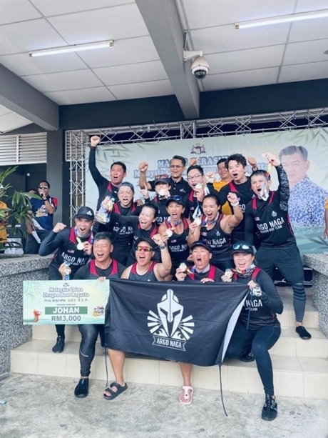 全體隊員歡慶取得混合組冠軍。組委會供圖