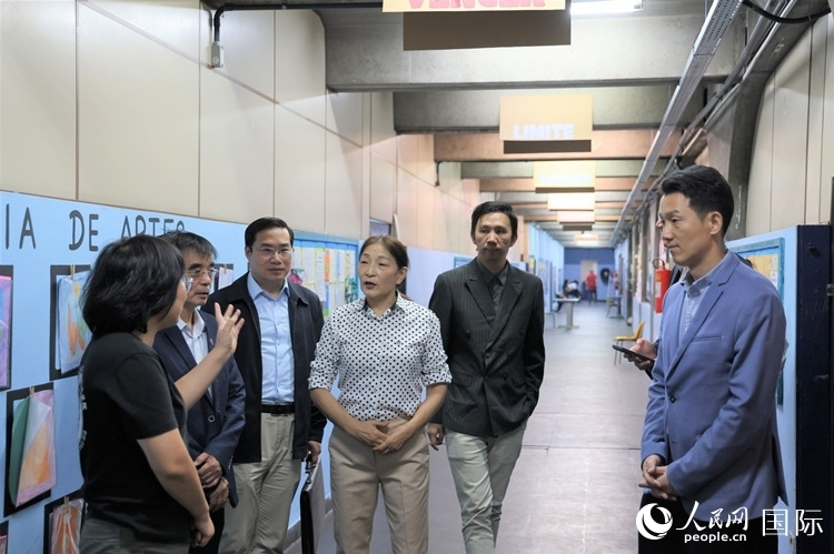 中國駐里約總領館商務參贊敬艷輝（右一）等嘉賓在里約孔院中方院長孫艷萍（左一）帶領下，參觀薩繆爾·韋納公立學校的中文教室，了解該校中文教學軟硬件設施。人民網(wǎng)記者 時元皓攝