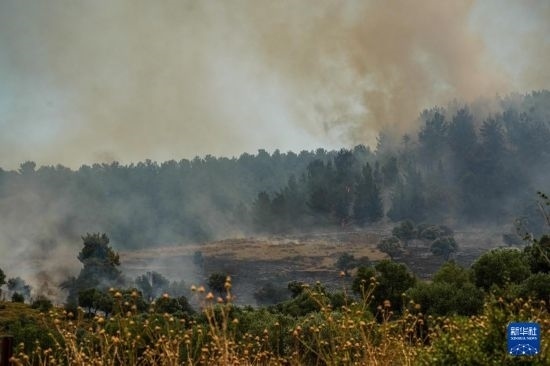  6月12日，以色列北部加利利地區(qū)遭受火箭彈襲擊后冒出滾滾濃煙。新華社發(fā)（阿亞爾·馬戈林攝/基尼圖片社）