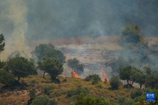6月12日，以色列北部加利利地區(qū)遭受火箭彈襲擊后冒出滾滾濃煙。新華社發(fā)（阿亞爾·馬戈林攝/基尼圖片社）