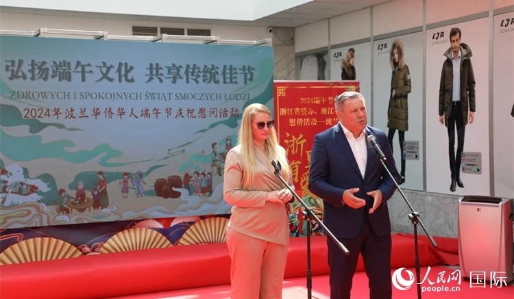 皮耶霍欽斯基（右）在活動(dòng)上致辭。人民網(wǎng)記者 李增偉攝