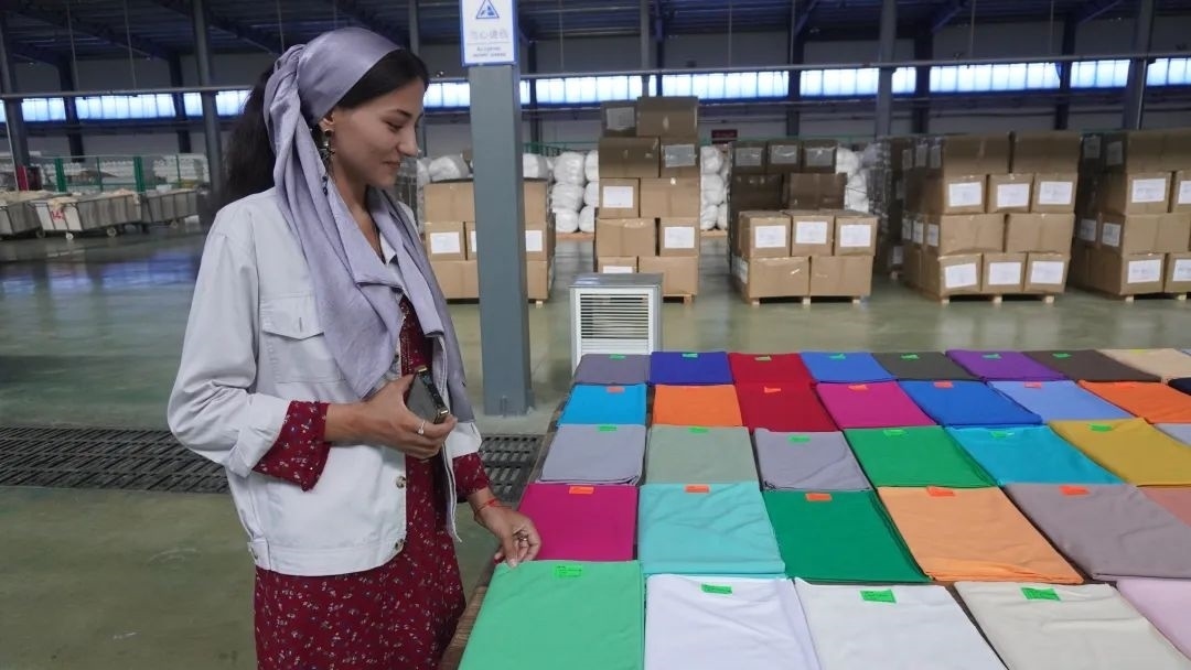 當(dāng)?shù)毓と苏跈z驗成品。曲頌攝