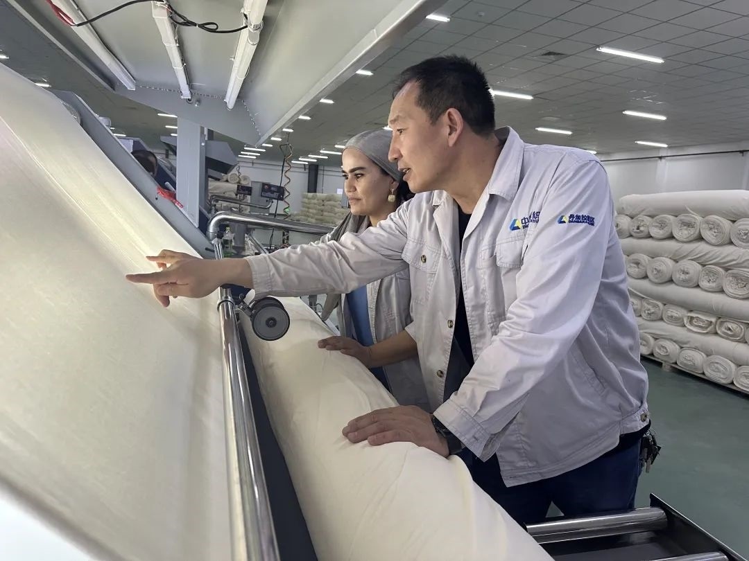 中方技術(shù)人員正在指導(dǎo)當(dāng)?shù)毓と?。屈佩攝