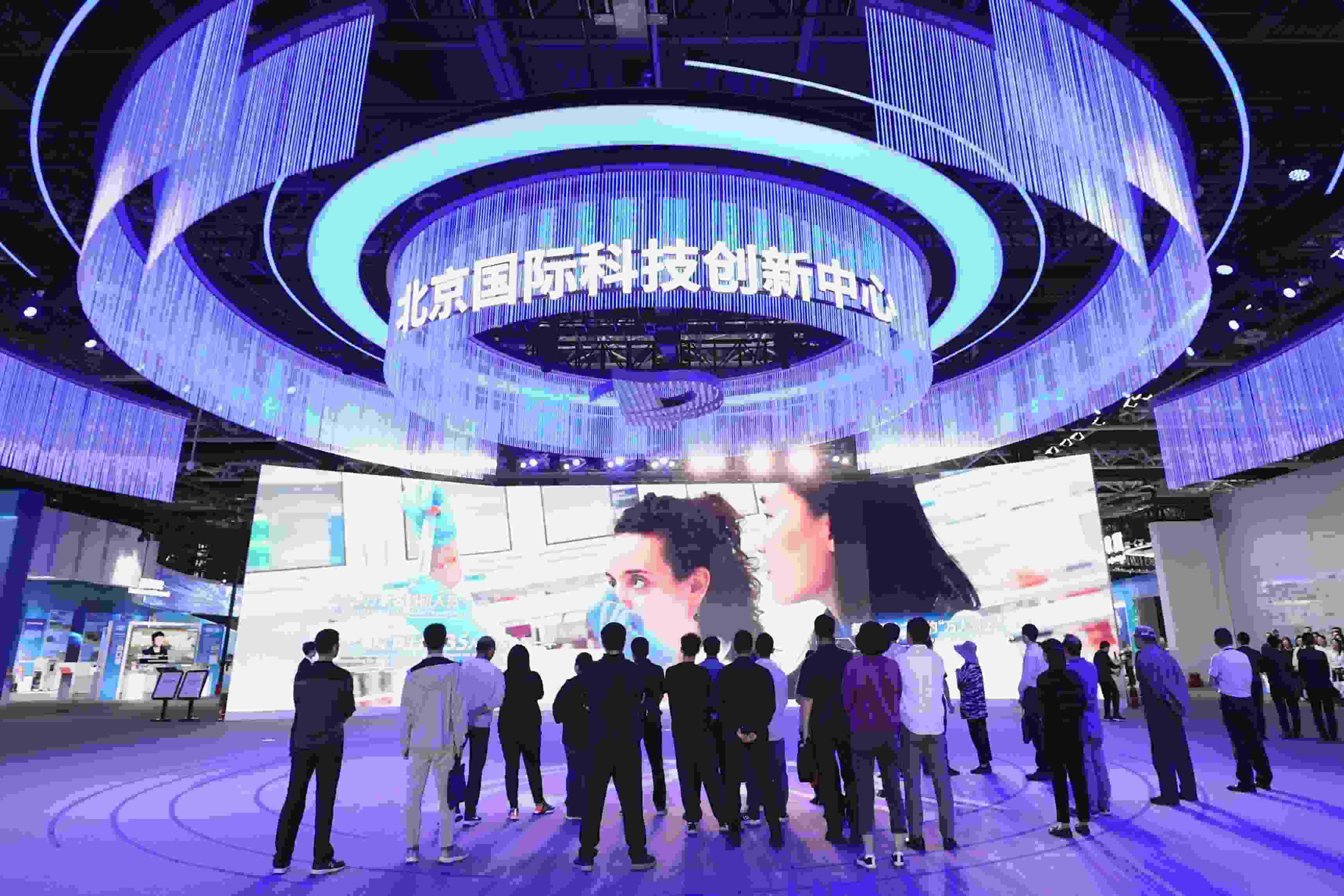 △2024年5月11日，觀眾在中關(guān)村展示中心觀看科技創(chuàng)新宣傳片。