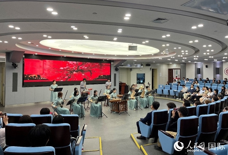 北京第二外國語學(xué)院學(xué)生帶來民樂表演。人民網(wǎng)記者 陳思攝