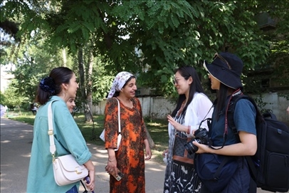 人民日報記者和塔方記者在進行交流。顏歡攝