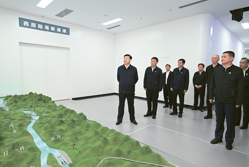 2023年12月14日至15日，中共中央總書(shū)記、國(guó)家主席、中央軍委主席習(xí)近平在廣西考察。這是14日上午，習(xí)近平在南寧市考察中國(guó)—東盟信息港股份有限公司，結(jié)合平陸運(yùn)河沙盤(pán)聽(tīng)取西部陸海新通道骨干工程建設(shè)匯報(bào)。 新華社記者 謝環(huán)馳/攝