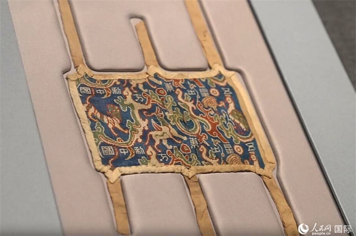 “五星出東方利中國”織錦護(hù)臂。人民網(wǎng)記者 張麗婭攝