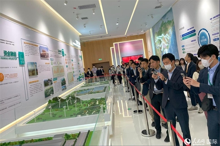 日本創(chuàng)價(jià)學(xué)會(huì)青年代表團(tuán)在烏魯木齊市文化中心規(guī)劃館參觀。人民網(wǎng)記者 張麗婭攝