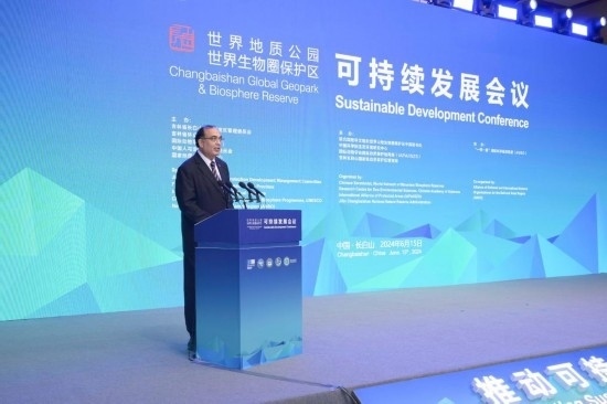  6月15日，聯(lián)合國教科文組織東亞地區(qū)辦事處主任夏澤翰在“長白山·世界地質公園、世界生物圈保護區(qū)可持續(xù)發(fā)展會議”上做主旨演講。新華社發(fā)