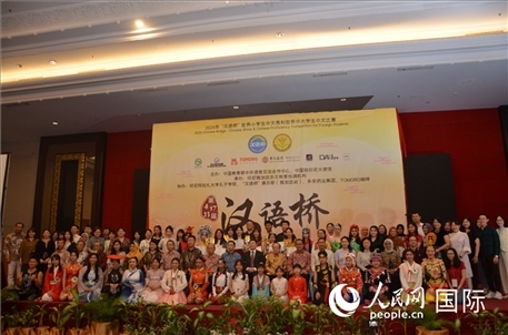 出席閉幕典禮的嘉賓、學(xué)校師生及獲獎(jiǎng)選手等合影留念。人民網(wǎng)記者李培松攝