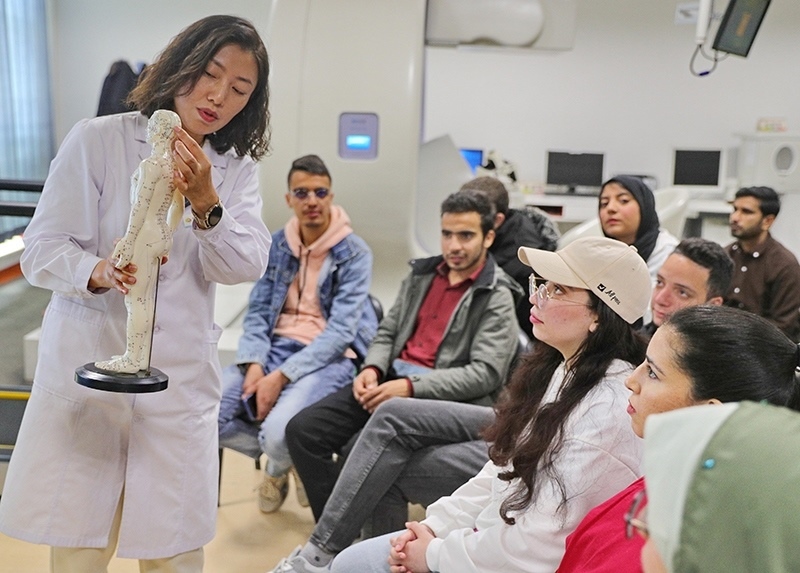 2023年4月19日，河北省秦皇島市中醫(yī)醫(yī)院醫(yī)務(wù)工作者為燕山大學(xué)外國留學(xué)生講解中醫(yī)經(jīng)絡(luò)知識。