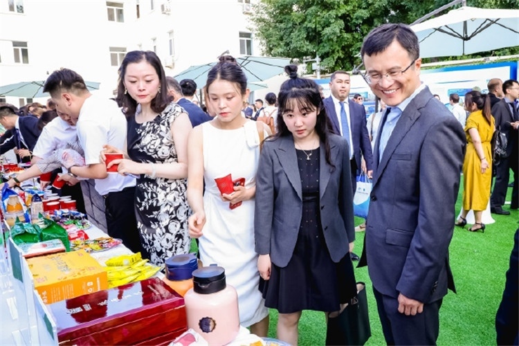 與會嘉賓參觀品鑒上合組織農(nóng)業(yè)基地特產(chǎn)。主辦方供圖