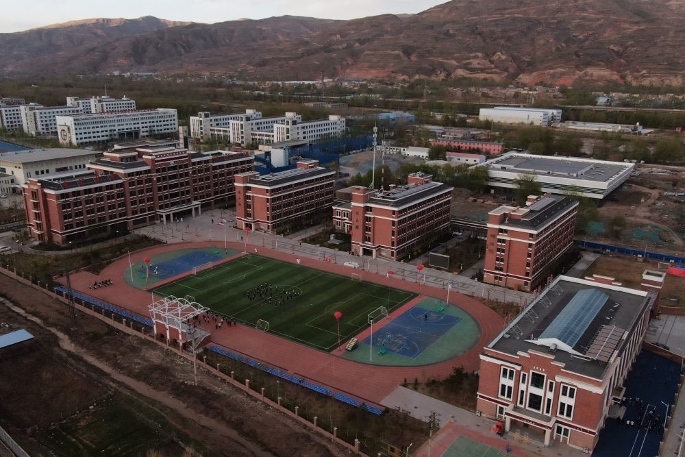 這是果洛西寧民族中學(xué)（2021年4月28日攝，無人機(jī)照片）。