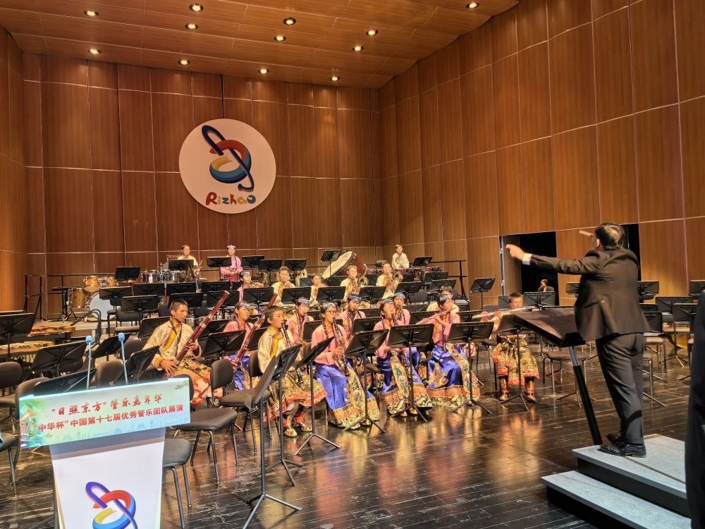 5月4日，來自果洛西寧民族中學(xué)的果洛州青少年管樂團(tuán)在山東省日照市演出。