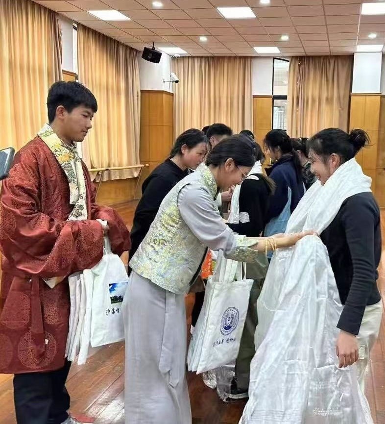 2024年1月18日，在上海市大同中學(xué)，果洛西寧民族中學(xué)學(xué)生給上海大同中學(xué)師生獻(xiàn)哈達(dá)。新華社發(fā)（果洛州教育局供圖）