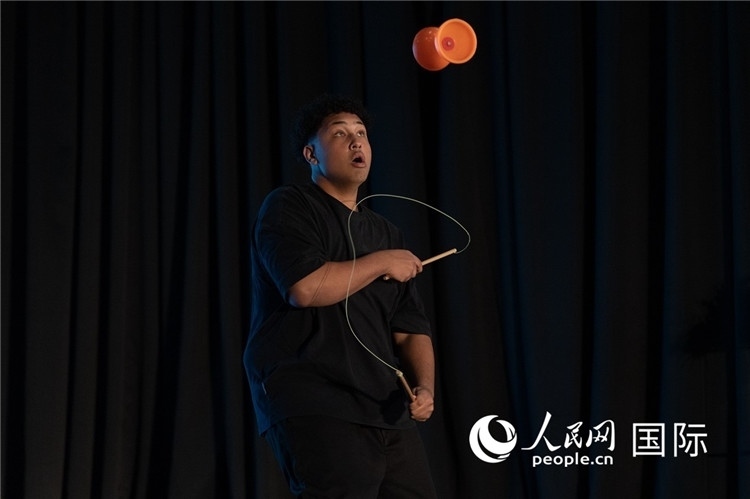 參賽選手表演的抖空竹如行云流水。人民日報非洲中心分社 希拉茲·莫林攝