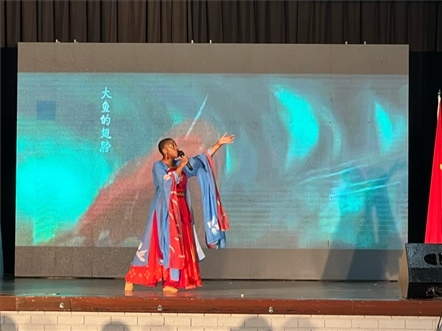一等獎獲得者彩翼進行才藝表。（圖片來源：孔子課堂）