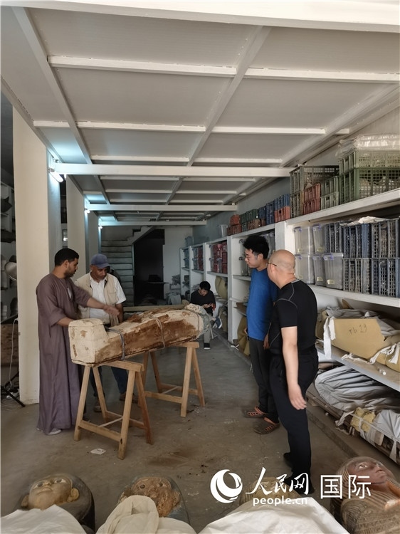 圖為中埃薩卡拉新出土文物數(shù)字化調(diào)查與研究項(xiàng)目團(tuán)隊(duì)在工作現(xiàn)場(chǎng)。