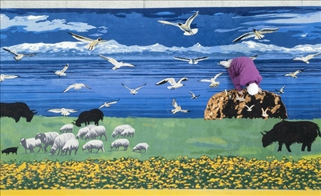 在青海省西寧市圣源地毯集團(tuán)有限公司生產(chǎn)車間，操作工檢查毯面、拔花刺（2023年2月4日攝）。新華社記者 才揚(yáng) 攝