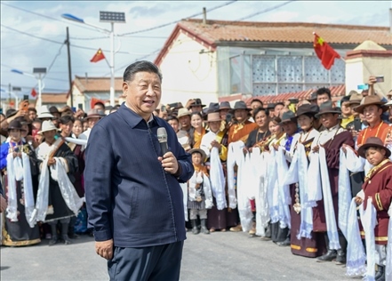 2021年6月7日至9日，習(xí)近平總書記在青海考察。這是8日下午，習(xí)近平在海北藏族自治州剛察縣沙柳河鎮(zhèn)果洛藏貢麻村考察時(shí)，同村民們親切交流。新華社記者 謝環(huán)馳 攝