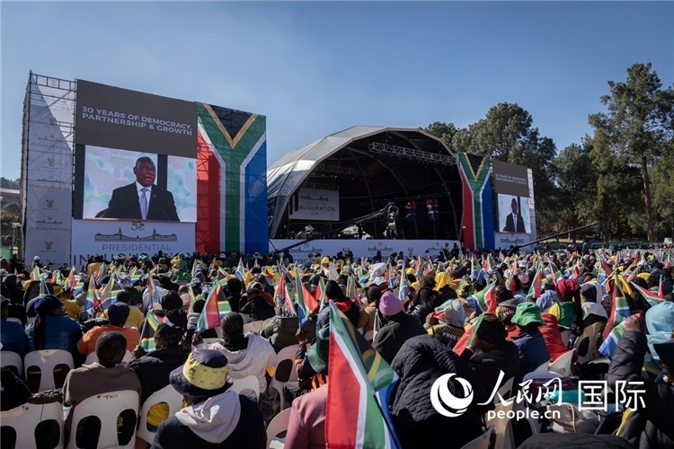 南非民眾觀看拉馬福薩總統(tǒng)就職演說。 人民日?qǐng)?bào)非洲中心分社 希拉茲·莫林?jǐn)z