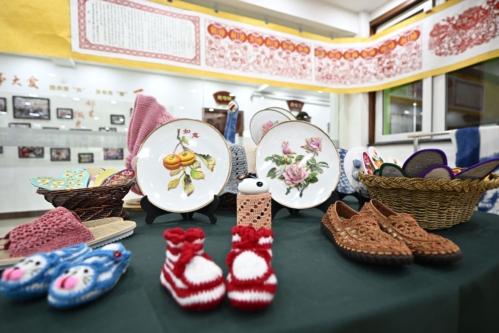 長(zhǎng)城花園社區(qū)居民制作的手工藝品（6月19日攝）。