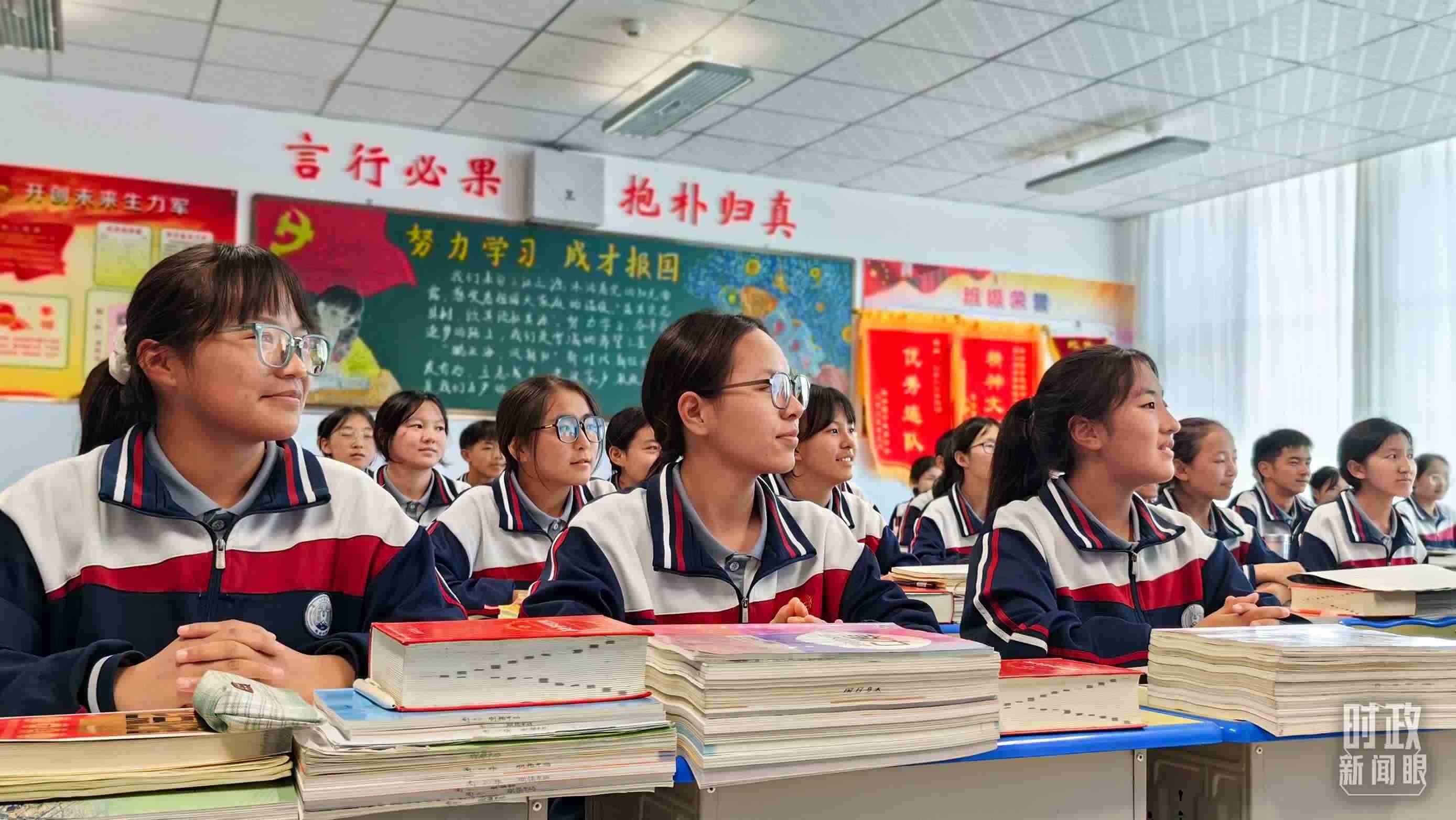 △果洛西寧民族中學高一（1）班的“新時代、新家鄉(xiāng)”主題思政課。（總臺央視記者段德文拍攝）