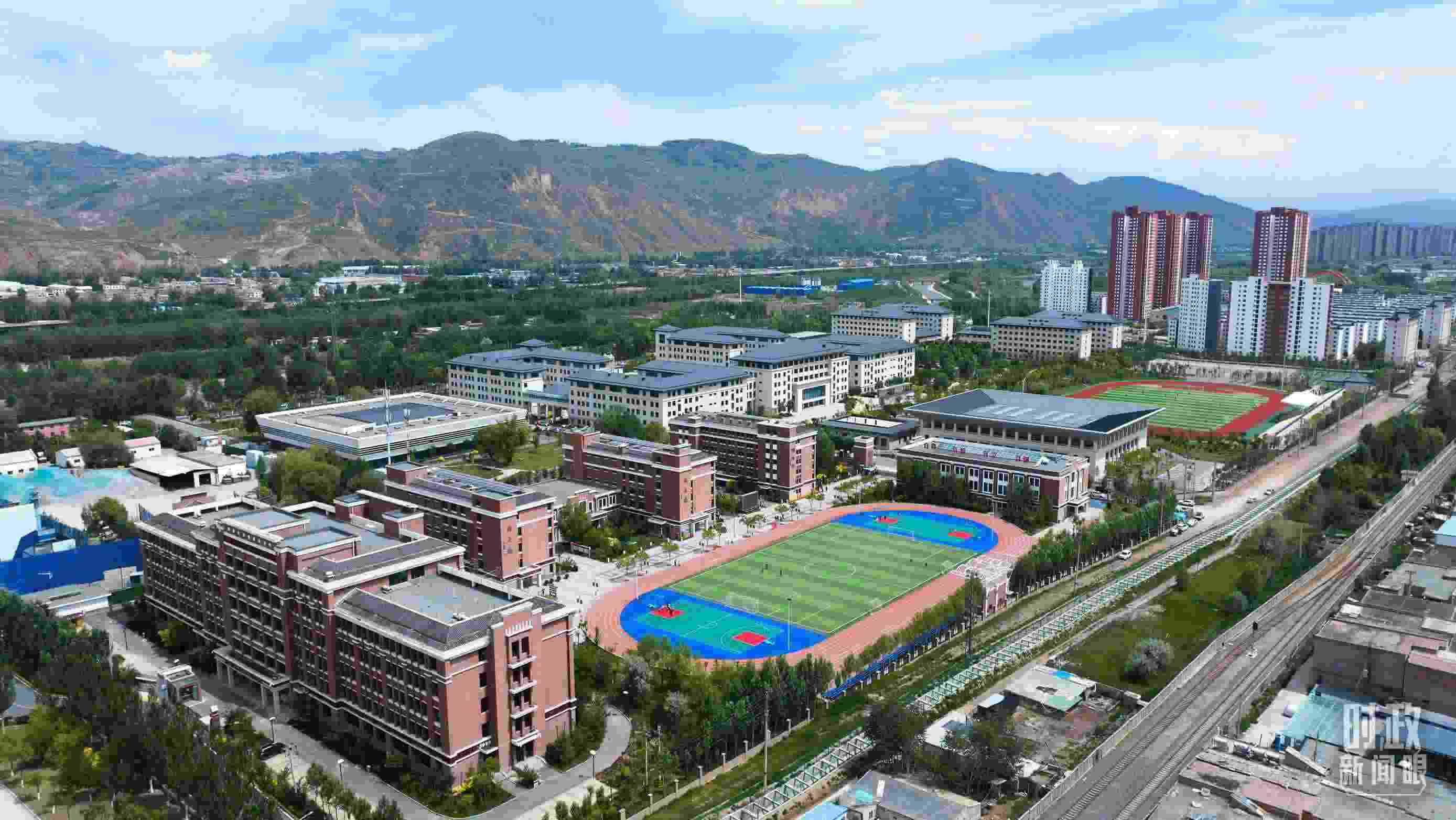 △果洛西寧民族中學。（總臺記者閆懋鵬拍攝）