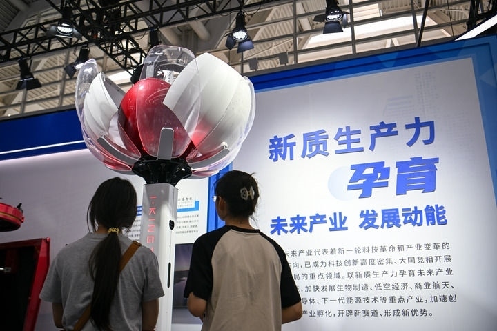 6月20日，與會(huì)者參觀天津云圣智能科技有限責(zé)任公司展區(qū)展出的“圣·寶蓮燈”全自主無(wú)人機(jī)巡檢系統(tǒng)。新華社記者 孫凡越 攝