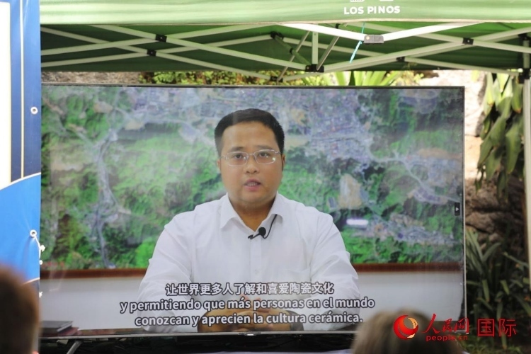 德化縣人民政府縣長(zhǎng)方俊欽視頻致辭。人民網(wǎng) 埃內(nèi)斯托·多明戈斯攝