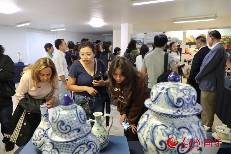 在展覽現(xiàn)場(chǎng)，觀眾們駐足欣賞德化瓷和墨西哥彩瓷。人民網(wǎng) 埃內(nèi)斯托·多明戈斯攝