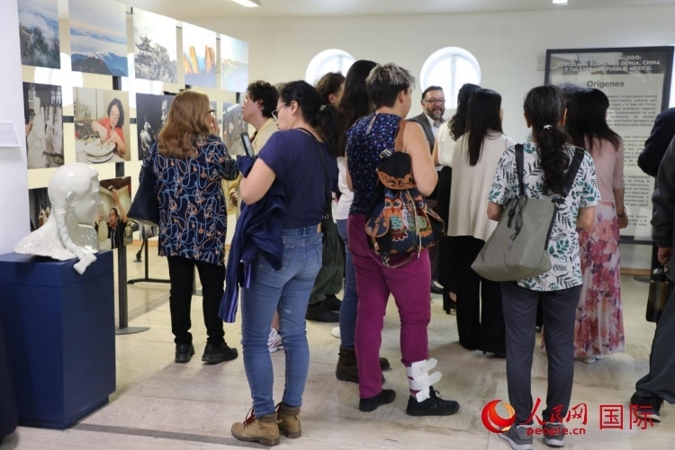 在展覽現(xiàn)場(chǎng)，觀眾們駐足欣賞德化白瓷和墨西哥彩瓷。人民網(wǎng) 埃內(nèi)斯托·多明戈斯攝