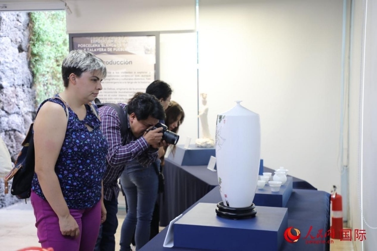在展覽現(xiàn)場(chǎng)，觀眾們駐足欣賞德化白瓷和墨西哥彩瓷。人民網(wǎng) 埃內(nèi)斯托·多明戈斯攝