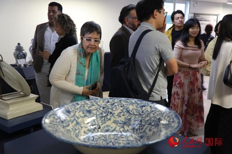 在展覽現(xiàn)場(chǎng)，觀眾們駐足欣賞德化白瓷和墨西哥彩瓷。人民網(wǎng) 埃內(nèi)斯托·多明戈斯攝