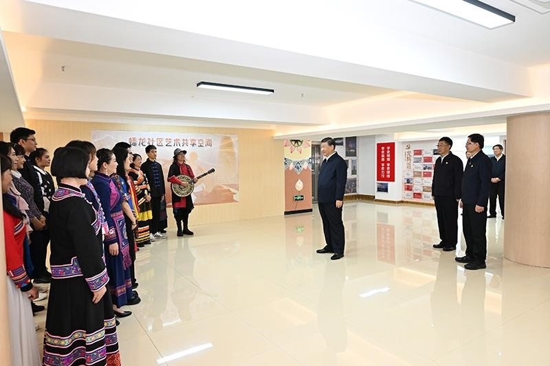 2023年12月14日，習(xí)近平總書記在廣西南寧市良慶區(qū)蟠龍社區(qū)黨群服務(wù)中心文體活動室同社區(qū)居民親切交流。