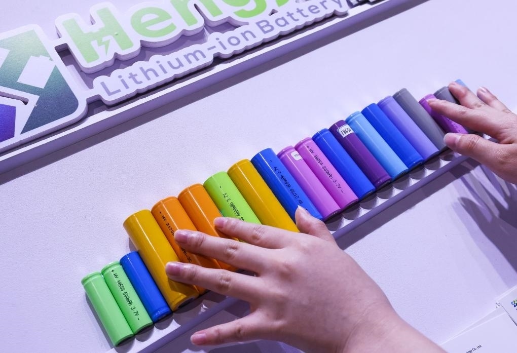 參展商在第135屆廣交會(huì)新能源展區(qū)布置鋰電池展品（2024年4月15日攝）。新華社記者 劉大偉 攝