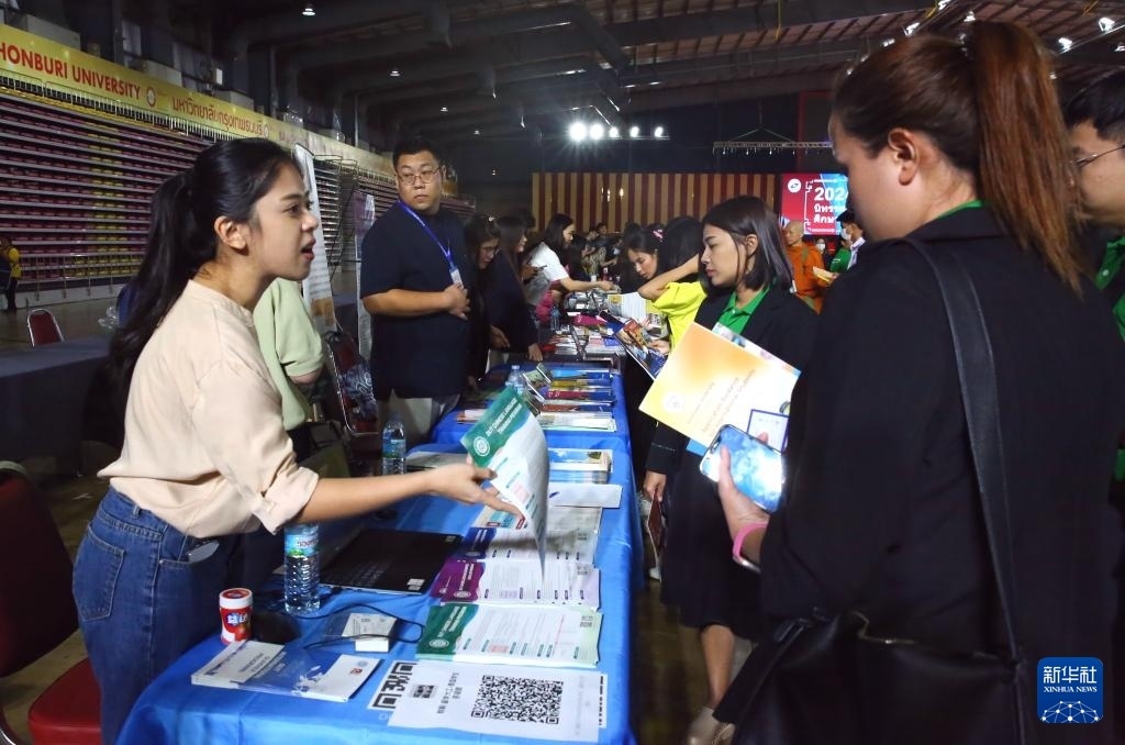 6月22日，在泰國(guó)曼谷吞武里大學(xué)舉辦的中國(guó)高等教育展上，學(xué)生在中國(guó)高校展臺(tái)前了解信息。新華社記者 孫瑋彤 攝