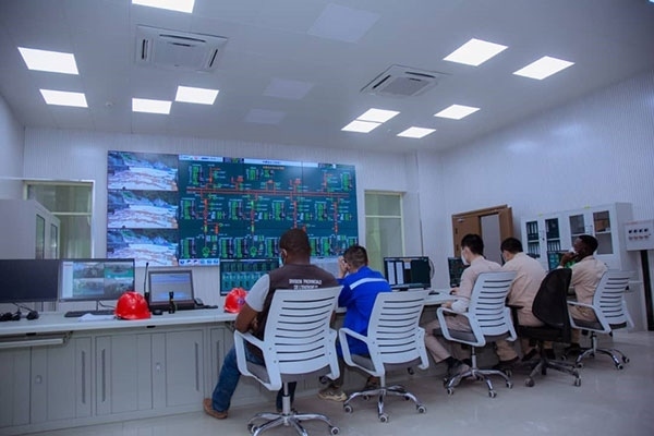 剛果（金）布桑加水電站攔河大壩泄洪。中鐵資源集團(tuán)供圖 