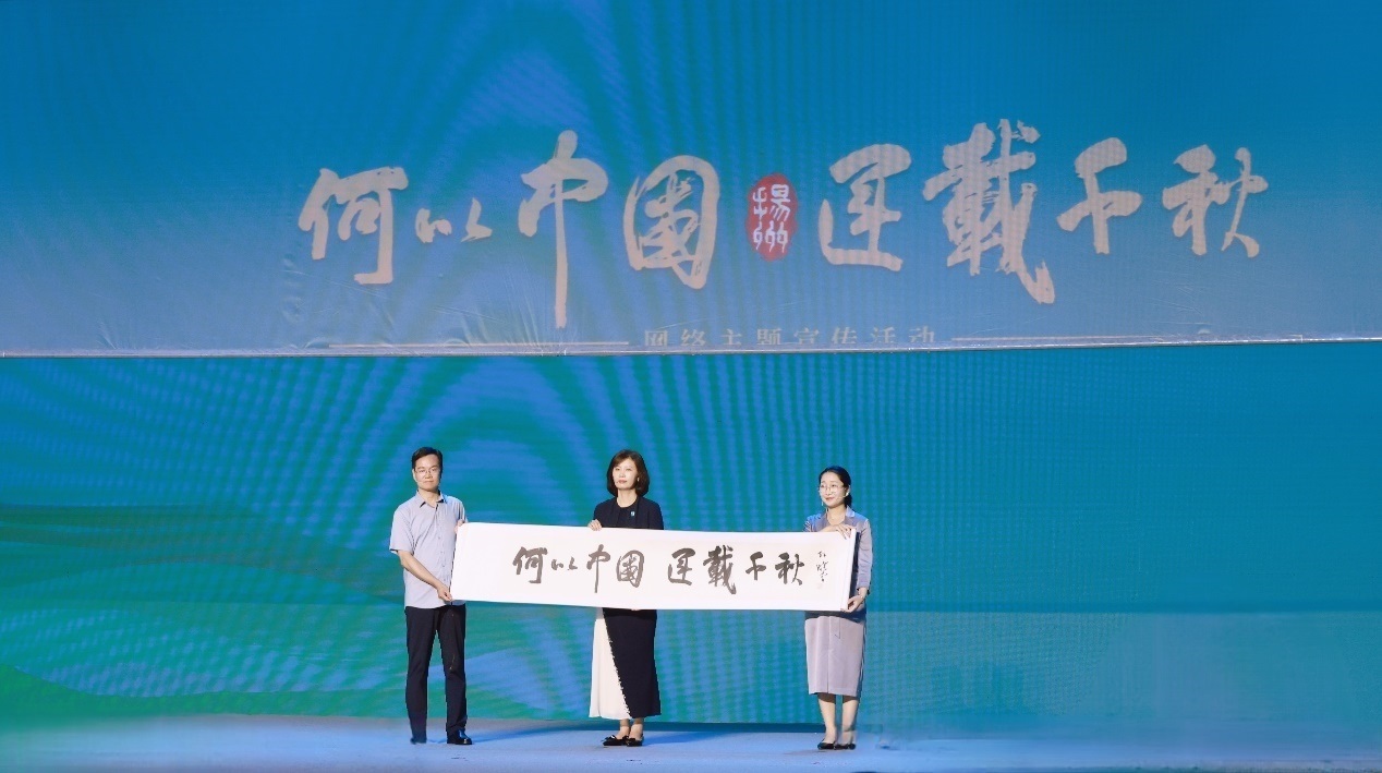 隋唐大運河文化博物館館長曹岳森（左）、揚州中國大運河博物館館長鄭晶（中）、浙東運河博物館負(fù)責(zé)人張慧（右）共同展卷。