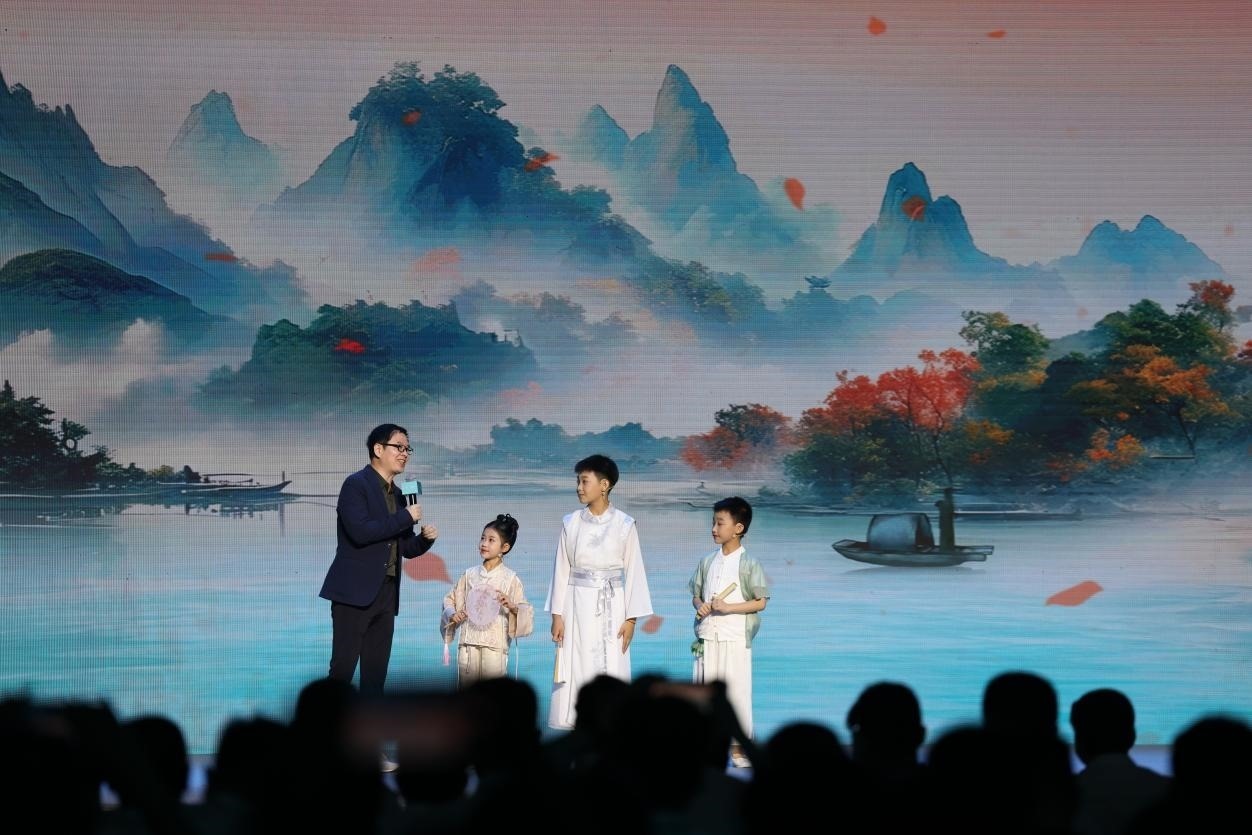 南京師范大學(xué)教授酈波（左一）與2024中國詩詞大會選手張可兒（左二）、姜敬曦（右二），揚州市邗江區(qū)實驗學(xué)校蔣王小學(xué)學(xué)生陸俊屹（右一）趣談大運河詩詞文化。