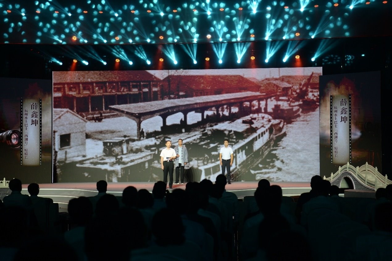 杭州水上巴士“西湖”號原船長薛鑫坤（左）、窯灣古鎮(zhèn)漁民藝術(shù)團團長沈召明（中）、港航潤楊6060貨船主楊杰偉（右）現(xiàn)場講述。