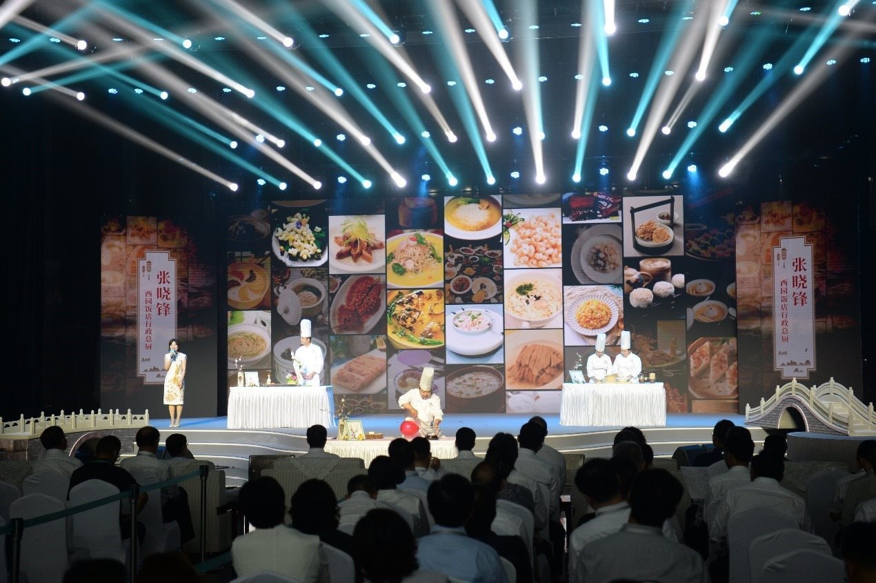 花園國際大酒店廚師長朱燾、西園飯店行政總廚張曉鋒、冶春面點總廚倪秋香、冶春面點制作技藝第五代傳人陳詩雅展示淮揚菜絕技。