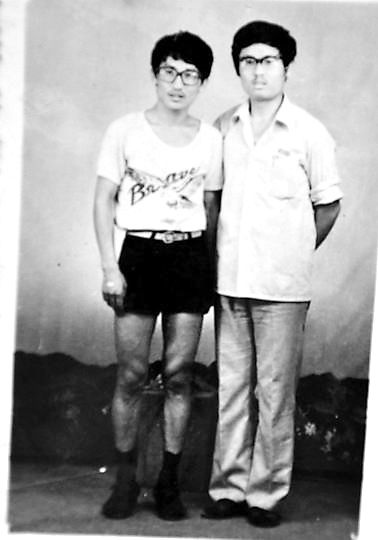 薛其坤（左）與大學(xué)同學(xué)合影。