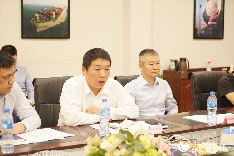 駐尼日利亞使館領僑處主任伊亞奇（中）講話。人民網(wǎng)記者 姜宣攝